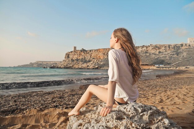 Mujer joven en la playa