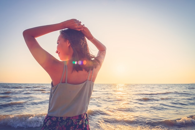 Foto gratuita mujer joven en la playa