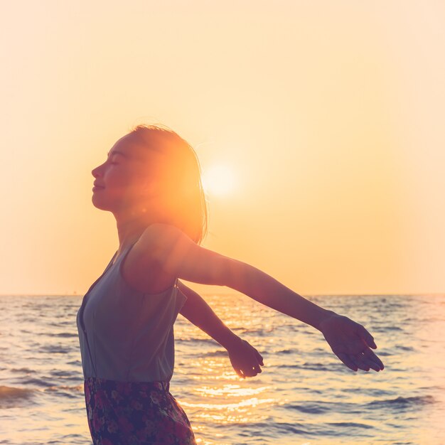 Mujer joven en la playa