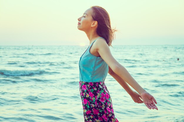 Mujer joven en la playa