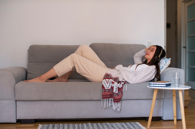 Foto gratuita mujer joven en plena toma pasando tiempo en casa