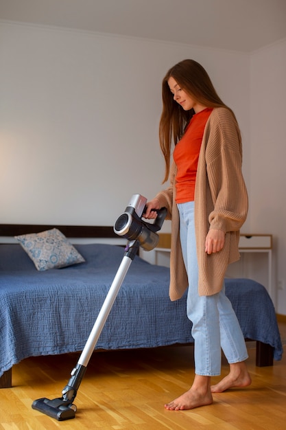 Foto gratuita mujer joven en plena toma pasando tiempo en casa