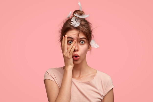 Mujer joven, con, plumas, en, pelo