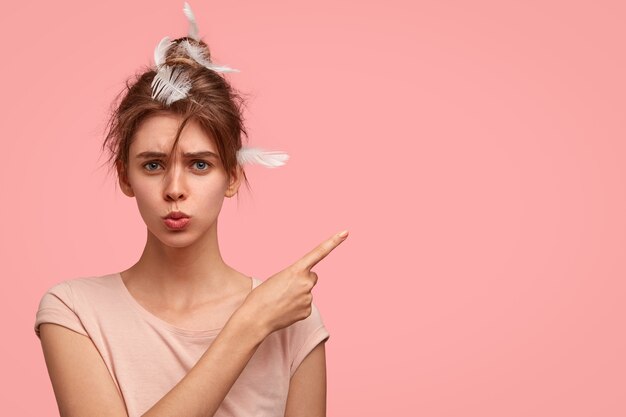 Mujer joven, con, plumas, en, pelo