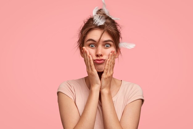 Mujer joven, con, plumas, en, pelo