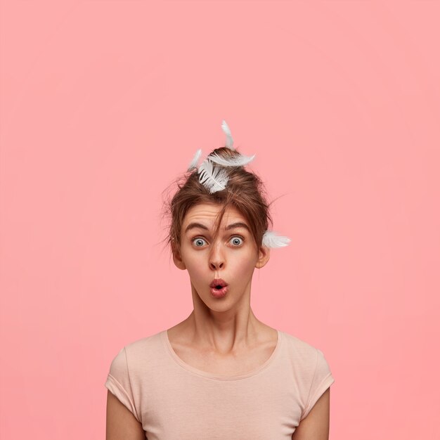 Mujer joven, con, plumas, en, pelo