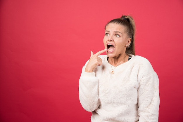 Un, mujer joven, poner un dedo, en, boca