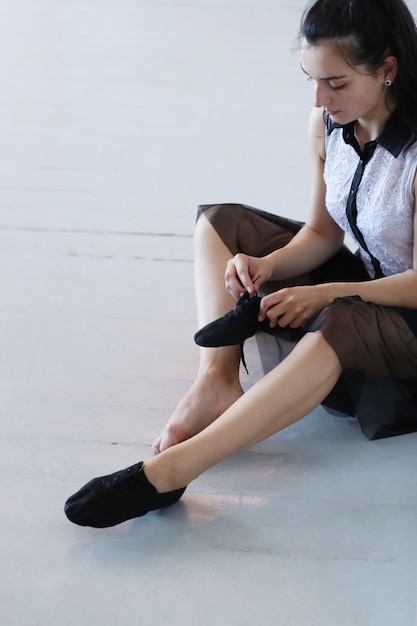 Foto gratuita mujer joven, poner, ella, zapatos