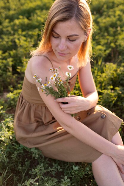 Mujer joven posando al aire libre en un campo