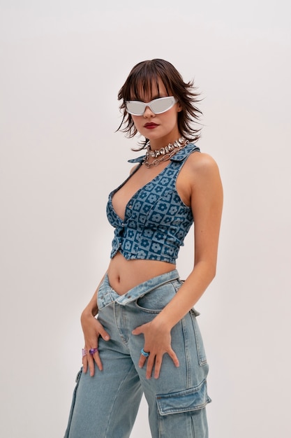 Foto gratuita mujer joven posando al estilo de la moda de los años 2000