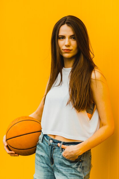 Mujer joven posando con baloncesto