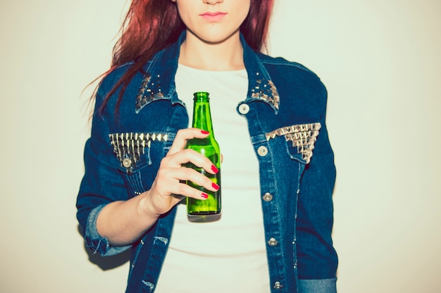 Foto gratuita mujer joven posando con una cerveza
