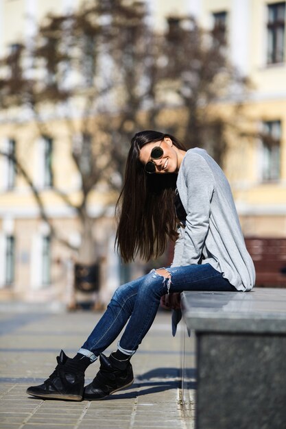 Mujer joven posando en la ciudad