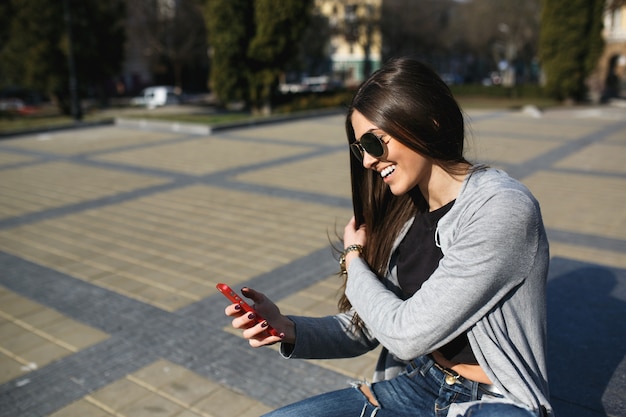 Foto gratuita mujer joven posando en la ciudad