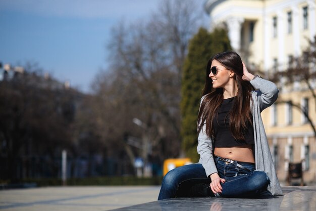 Mujer joven posando en la ciudad