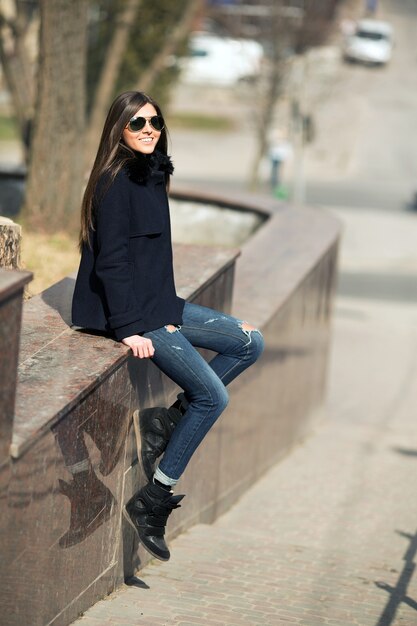 Mujer joven posando en la ciudad