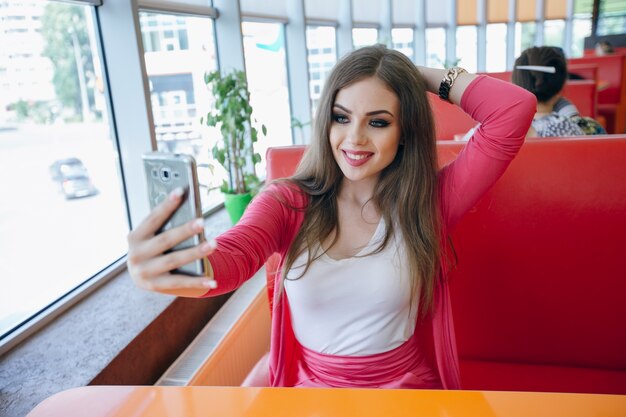 Mujer joven posando para la foto con una mano en la cabeza