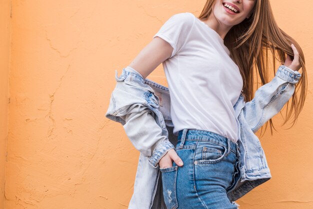 Mujer joven posando con la mano en el bolsillo