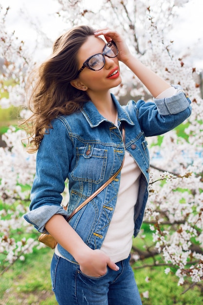 Foto gratuita mujer joven posando en el parque