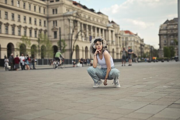 mujer joven posando en una plaza