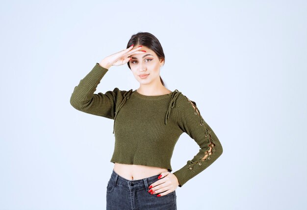 mujer joven posando profesionalmente sobre fondo blanco.