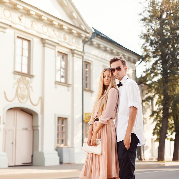 Mujer joven posando con su novio al aire libre