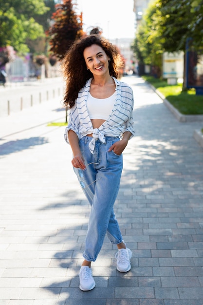 Foto gratuita mujer joven, posar, aire libre