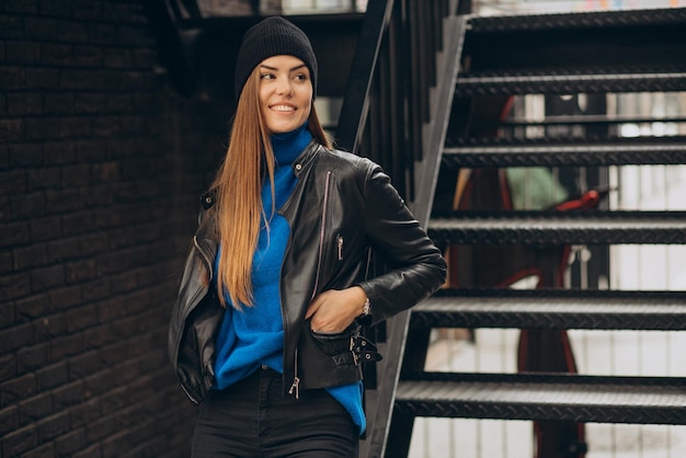 Mujer joven, posar, en la calle