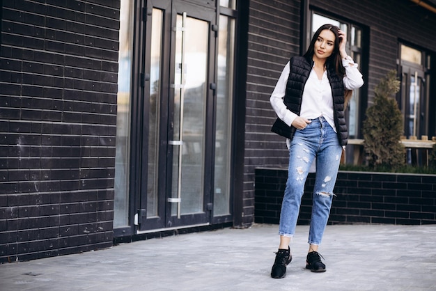 Mujer joven, posar, en la calle