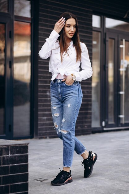 Mujer joven, posar, en la calle