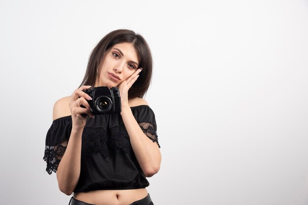 Mujer joven, posar, con, cámara