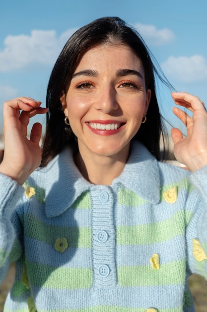 Foto gratuita mujer joven, posar, en, un, campo al aire libre