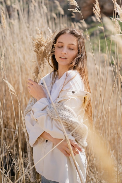 Mujer joven, posar, en, un, campo