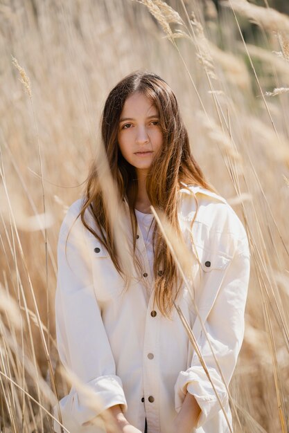 Mujer joven, posar, en, un, campo