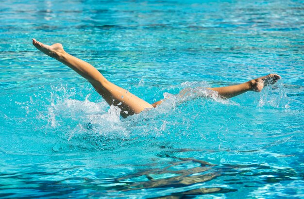 Mujer joven, posar, dentro, el, piscina