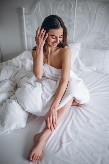 Mujer joven, posar, desnudo, en cama