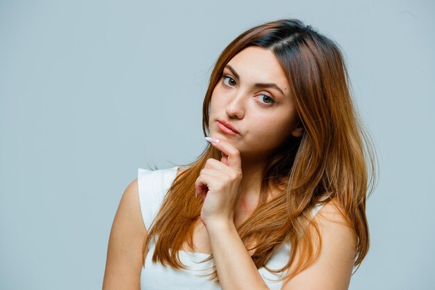 Mujer joven, posar, con, entregue mandíbula