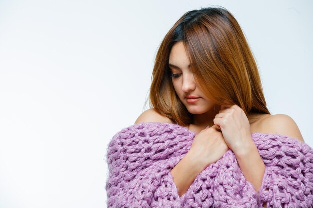 Mujer joven, posar, en, géneros de punto