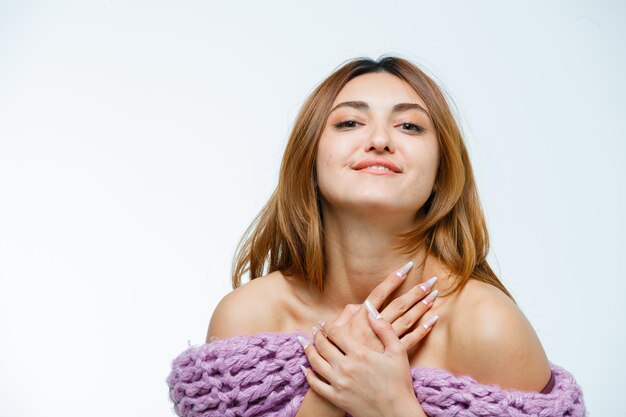 Mujer joven, posar, en, géneros de punto