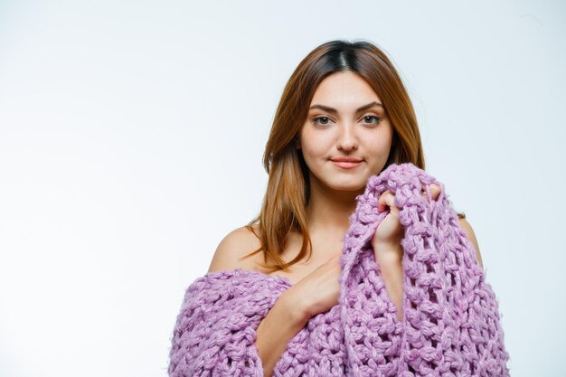 Mujer joven, posar, en, géneros de punto