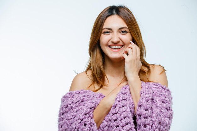 Mujer joven, posar, en, géneros de punto