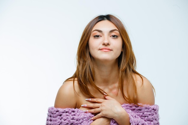 Mujer joven, posar, en, géneros de punto