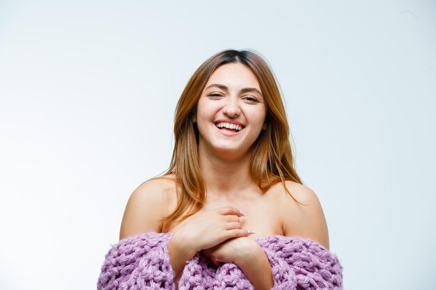 Mujer joven, posar, en, géneros de punto