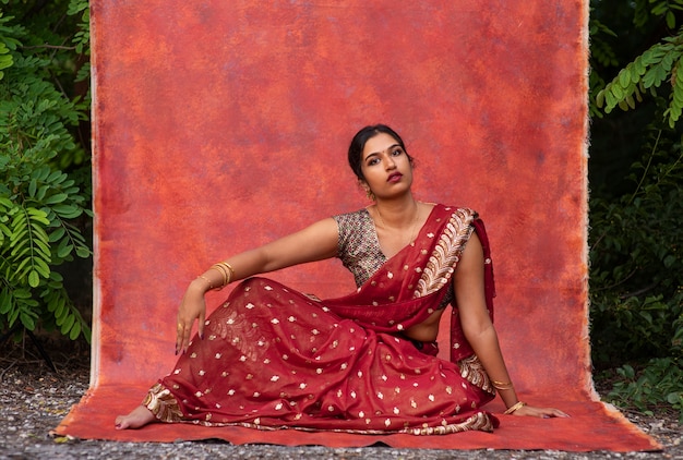 Foto gratuita mujer joven, posar, mientras, llevando, tradicional, sari, prenda