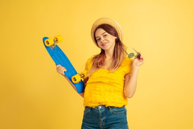 Mujer joven, posar, con, patineta