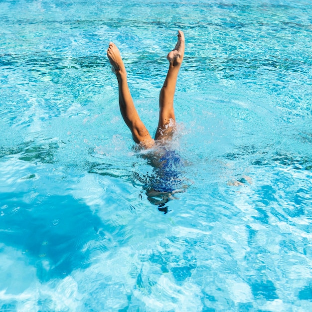 Mujer joven, posar, en la piscina