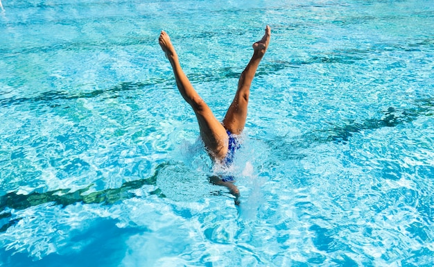 Mujer joven, posar, en la piscina