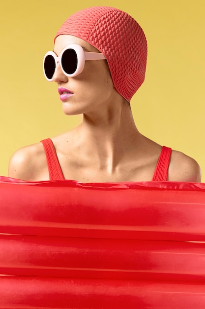 Foto gratuita mujer joven, posar, en, un, rojo, traje de baño
