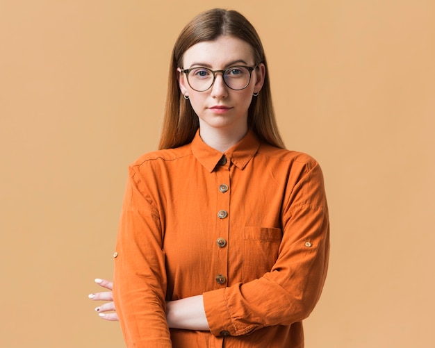 Mujer joven con pose de brazos cruzados