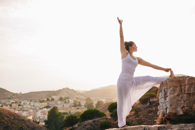 Mujer joven en pose de yoga